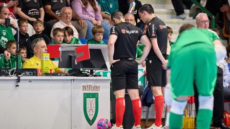 Los árbitros revisan una jugada en un partido anterior de Osasuna Magna