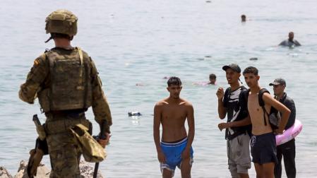 Varios migrantes en la costa española de Ceuta, este viernes 31 de julio