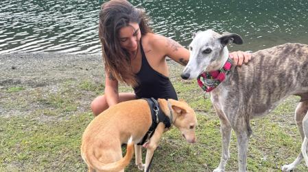 Maialen Gurbindo, Chica Sobresalto, disfrutando en el lago de Leurtza junto a sus perros: Dobby (izq.) y Murphy.