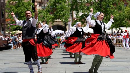 Baile de la Era en la plaza de los Fueros tras el homenaje de los ex dantzaris
