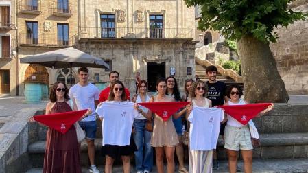 Representantes de la quinta del 98, en la plaza de San Martín