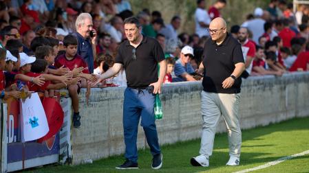 Braulio Vázquez y José Antonio 'Cata' Prieto saludan al público en el amistoso de Mendigorría