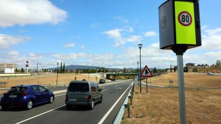 Radar situado en la entrada a Zizur Mayor desde la A-12, con la indicación de la velocidad máxima permitida