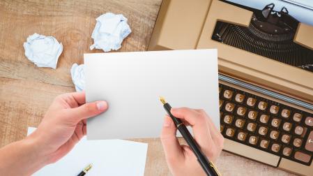 Una persona escribiendo una postal