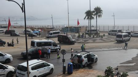 Paso fronterizo entre Marruecos y Ceuta, Tarajal, en el lado marroquí donde las autoridades limpian la zona de los restos de los actos de violencia que ocurrieron las dos últimas noches