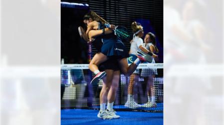 Martina Calvo y Claudia Fernández se abrazan tras vencer a Paula Josemaria y Bea González en la semifinal del Pretoria P1