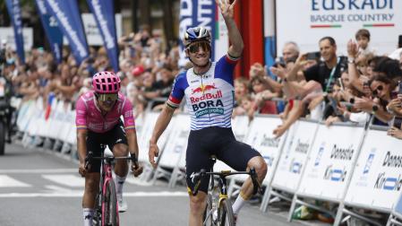 El ciclista belga del Red Bull-Bora Remco Evenepoel (d) se impone al ecuatoriano Richard Carapaz para ganar la 45 edición de la Clásica San Sebastián