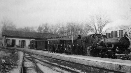 La estación hacia 1920, con un tren a punto de efectuar su salida