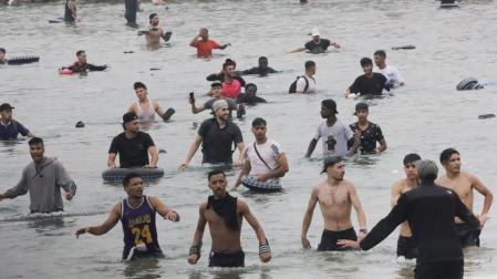 Un grupo de inmigrantes llega por el mar a Ceuta. EFE/ Reduan Dris