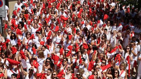 Fotos de la pañuelada de las chicas en fiestas de Estella