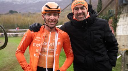Jorge Azanza, con Jonathan Lastra en Alsasua.