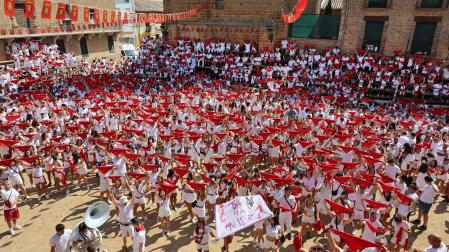 La plaza de la Iglesia de Carcastillo, abarrotada de gente con los pañuelicos en alto segundos antes de lanzar el cohete