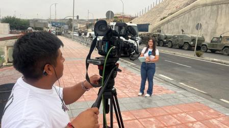 Lara Albillos y el cámara cirbonero Iñaki Morales, en la frontera marítima de Ceuta.