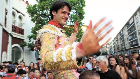 Cristiano Torres, joven torero aragonés con menos de un año de alternativa, sale a hombros en solitario de la Plaza de Toros de Estella tras cortar cuatro orejas