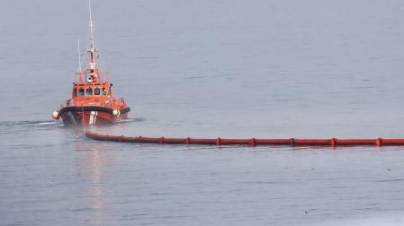 Colocación de la boya flotante para delimitar la zona que separa Ceuta de Marruecos, en la playa del Tarajal