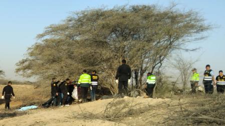 Integrantes la Policía de Perú operan en la zona donde una avioneta que sobrevolaba sobre las Líneas de Nazca se estrelló y dejó trece personas fallecidas, entre ellos 11 turistas, dos de ellos un matrimonio de Valladolid