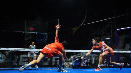 Martina Calvo y Claudia Fernández se tiran a devolver una pelota por el centro durante la final del Pretoria P1