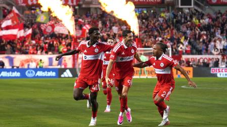 Robert Lewandowski, Dje Davilla y Leonardo Barroso de Chicago celebran un gol en un partido de la MLS entre Chicago Fire y Charlotte FC