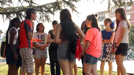 Imagen de unos jóvenes reunidos