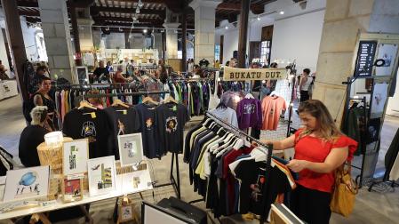 Fotos del mercado Âme&Art en la Sala de Armas de la Ciudadela