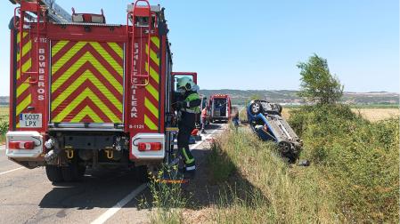 Un camión de Bomberos de Navarra y una ambulancia, en una salida de vía anterior