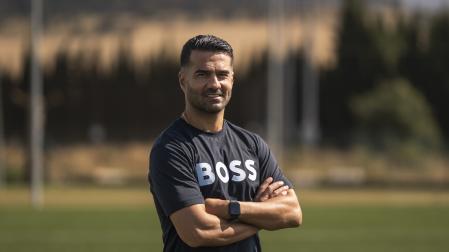 Masoud Shojaei posa antes de la charla en uno de los campos de Tajonar.