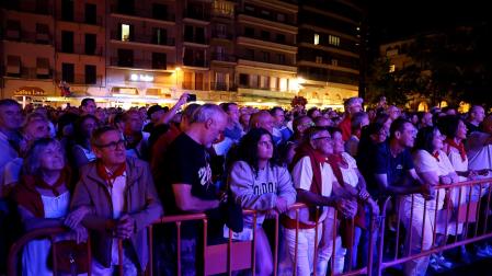 Público en el concierto de la Orquesta Mondragón del sábado de fiestas de Estella