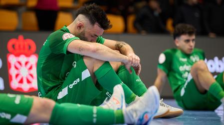 Los jugadores de Osasuna Magna, apesadumbrados tras una derrota esta temporada