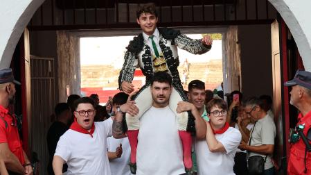 Partidarios de Pablo Hernández sacándolo a hombros por la puerta grande de la Plaza de Estella tras cortar dos orejas en la novillada