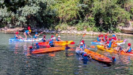Actividad deportiva con piraguas