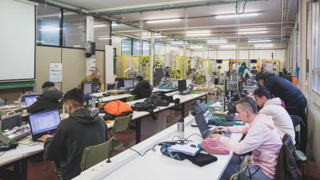Alumnado durante una clase de formación profesional