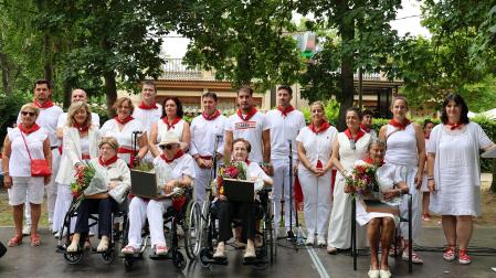 Fotos del homenaje a Mercedes Ortigosa, Teresa Díez, Francisca Chasco y Aurora Garrués en el Día de los mayores de fiestas de Estella