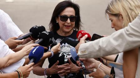 La ministra de Defensa, Margarita Robles, atiende a los medios de comunicación durante su visita este lunes