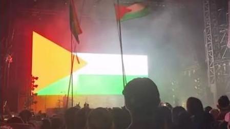 Fotograma de un vídeo publicado por Massive Attack de su concierto en Singapur