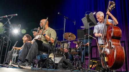 Músicos en concierto durante la celebración de los 125 años de Louis Armstrong este lunes, en el Bronx Music Hall, en Nueva York