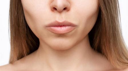 Rostro de mujer con los pómulos muy resaltados