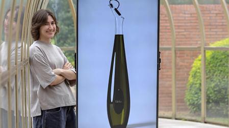 La pamplonesa Lola Ara Pérez, en la universidad de Navarra, junto a una imagen de su diseño 'Liria'