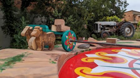 La instalación participativa ‘Arrels’, del grupo Toc de Fusta, abre esta semana ‘Ezpeleta en juego’