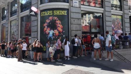 Colas en la Gran Vía para acceder a la tienda de Adidas, patrocinador oficial de la selección