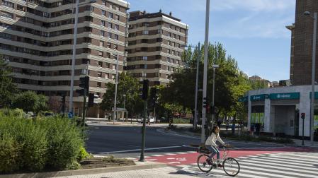 Avenida de Pío XII en el cruce con la avenida de Sancho el Fuerte, donde se van a realizar las obras de asfaltado