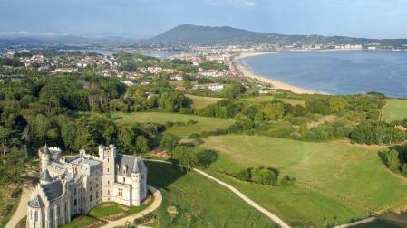 Vista del parque Domaine d’Abbadie, con su castillo neogótico, y de la playa de Hendaya. Al fondo, la bahía de Txingudi.