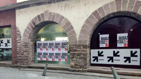 La biblioteca de Baztan, en Elizondo, llena de carteles