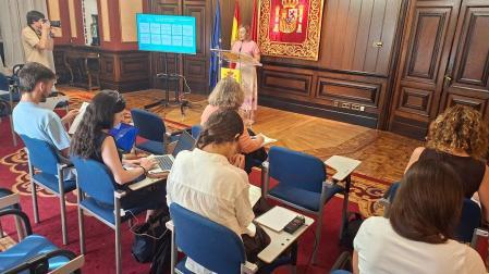 La delegada Alicia Echeverría, ante los medios