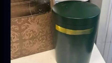 Imagen de la urna funeraria encontrada en la taquilla de un supermercado difundida por la Policía Local de Benidorm