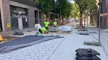 Instalación de las placas de granito en la calle Alhóndiga