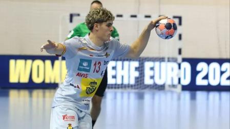 El navarro Adrián Sola, jugador del Barça, en acción con la selección española de balonmano en el Europeo sub-18 de Serbia