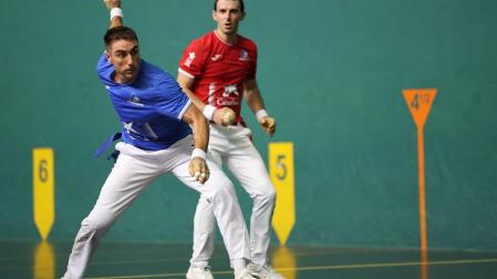 Peio etxeberria le suelta a la pelota en Estella ante Jokin Altuna.