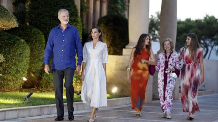 Fotos de los reyes Felipe y Letizia, la princesa Leonor, la infanta Sofía y la reina emérita Sofía durante la tradicional recepción celebrada este martes en el palacio de Marivent a los responsables institucionales y a representantes de la sociedad de Baleares