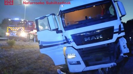 Estado del camión tras sufrir el accidente en la AP-15