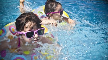 Dos niñas, en una piscina